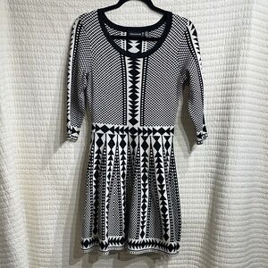 NWOT Nina Leonard Black and White Geometric Long Sleeve Dress